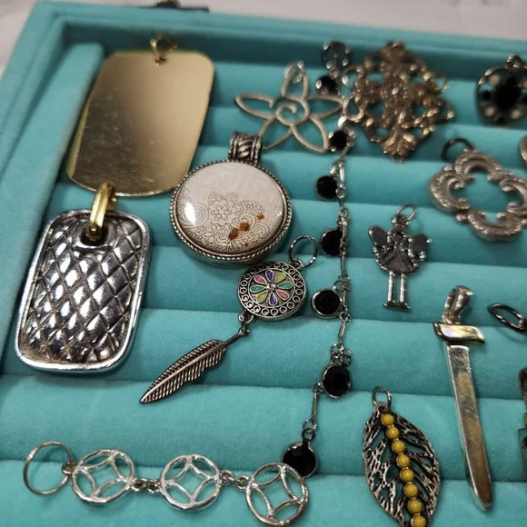 #2513, LOT OF VICTORIAN PENDANTS, 21 ITEMS - Picture 3 of 4